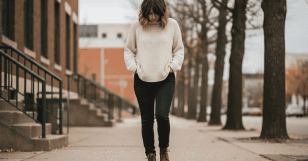 ¿Qué significa mirar al piso mientras caminas, según la psicología?